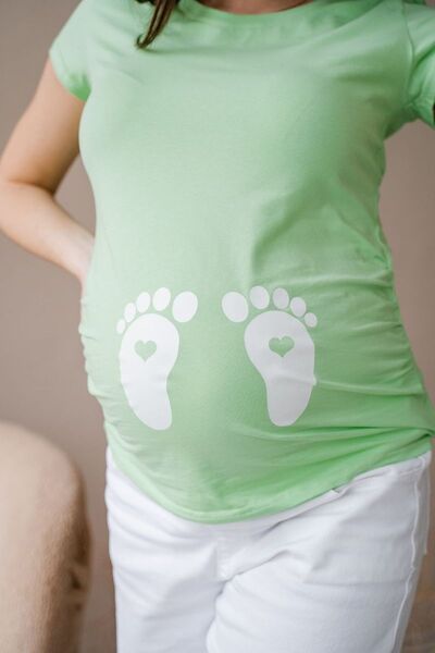 Футболка для вагітних з принтом "дитячі ніжки", салатовий №2 №2